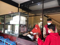 Warung Mbok Berkah, Berbagi "Berkah" di Masa PPKM