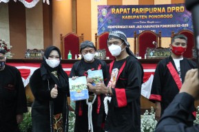 HUT Ponorogo ke 525, DPRD Beri Hadiah Buku