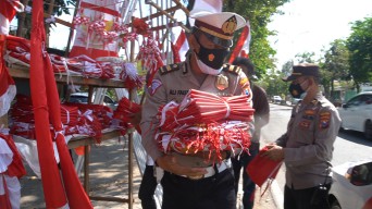 Sebagai Bentuk Kepedulian, Pak Polisi di Gresik Borong Bendera Merah Putih dari PKL
