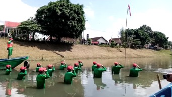 Pasukan Kebersihan Kali Ngrowo, Gelar Upacara HUT di Kali