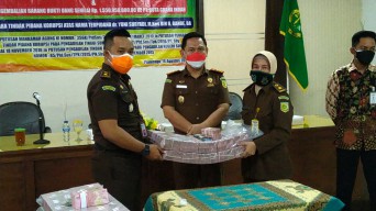 Kejari Ponorogo Serahkan Uang Rampasan Rp 1,9 Miliar Hasil Korupsi RSUD ke Kas Negara