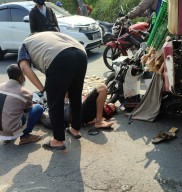 Tabrak Truk, Pemotor Gresik Luka Parah
