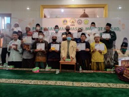 Datang ke Bawean DMI Gresik Saluran Bantuan 50 Paket Sembako Kepada Dai, Imam, dan Jamaah Masjid Terdampak Covid-19
