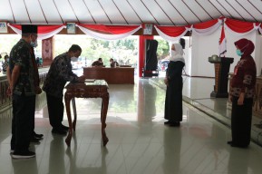 Warga Eks Tanggul Bengawan Solo Tempati Tanah Negara, Bupati Ana Berikan Dana Kerohiman