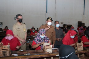 Buruh Pabrik Rokok di Sidoarjo Terima BLT Rp 300/Bulan