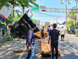 Rem Blong, Truk Terguling Hingga Muatan Kayu Menimpa Pengguna Jalan