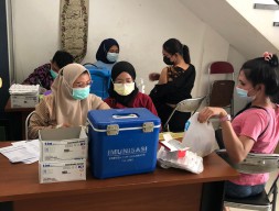 Pasca Lebaran, Dinkes Surabaya Tetap Gencarkan Vaksinasi ke Pusat Keramaian