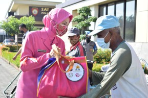 Polwan Sidoarjo Bagi-bagi Sembako Untuk Warga Terdampak