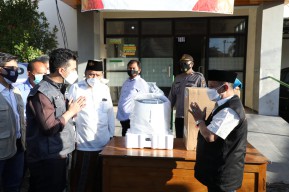 Tunjang Percepatan Penanganan Covid-19, Wagub Serahkan Dua Alat Konsentrator Oksigen di RSUD Besuki Situbondo