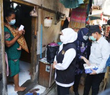 Khofifah Sisir Para Unregistered People di Gang Kelinci Joyoboyo, Bagikan 250 Paket Sembako