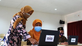 Semen Indonesia Salurkan Bantuan 30 Laptop dan Sarana Pembangunan Pendidikan di Gresik