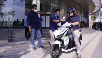 Wujudkan Green Port, Terminal Teluk Lamong Terima Motor Listrik dari ITS Surabaya