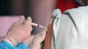 Waria Surabaya Mengikuti Vaksinasi Covid-19