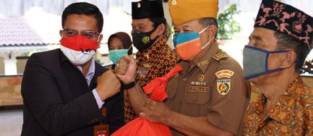 Sambut HUT RI Ke-76 Bank Jatim Cabang Magetan Santuni Para Veteran RI