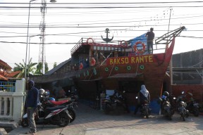 Instagramable, Pedagang Bakso di Sidoarjo Membangun Warung Layaknya Kapal Pinisi
