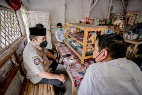 Makan di Warung Ayam Pedas Hj Rupinj, Bupati Jember Puji Masakannya Mantap