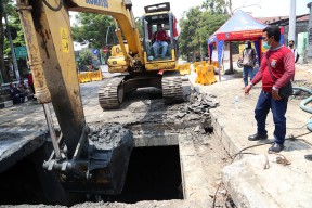 Jelang Musim Hujan, Pemkot Surabaya Mulai Bersih-bersih Endapan Lumpur di Box Culvert