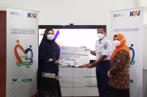 Peringati HUT ke-76, KAI Berikan Bantuan Kepada Keluarga Pekerja Korban Covid-19