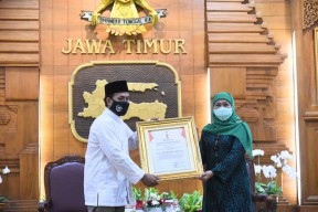 Ciptakan Salawat Badar, Almarhum Kiai Ali Manshur Dapat Penghargaan Lencana Tanda Kehormatan dari Pemprov Jatim