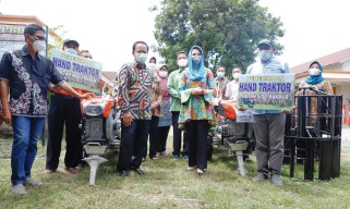 Arumi Bachsin Serahkan Bantuan Handtractor kepada Petani Kediri