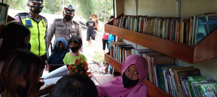 Polisi Bojonegoro Keliling Desa Bawa Buku Berantas Buta Huruf