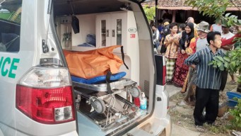 Tak Terima Omongan Tetangga, Pria di Tuban Bacok Leher Temannya