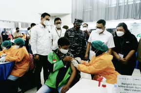 Sepuluh Ribu Vaksin bagi Mitra Gojek & Masyarakat Surabaya serta Malang