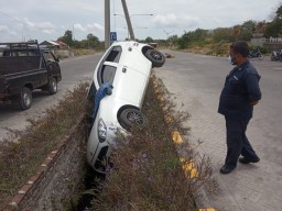 Belajar Mobil, Pasutri Nyungsep Ke Parit