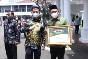 Usai Terima Penghargaan Abdi Bakti Tani dari Wapres, Bupati Gresik Fokus Sejahterakan Petani