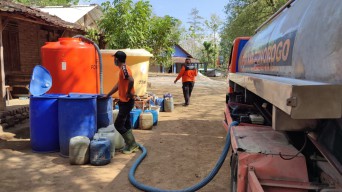 Krisis Air Mulai Melanda Desa Duri, BPBD Ponorogo Kirimi 2 Tangki