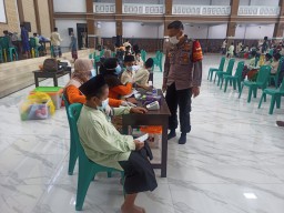 Ratusan Karyawan JIIPE dan Ribuan Santri Gresik Ikuti Vaksinasi Massal