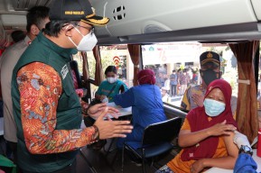  Gus Muhdlor  Target  Dalam Seminggu Vaksinasi Dosis Pertama Capai 50 Persen