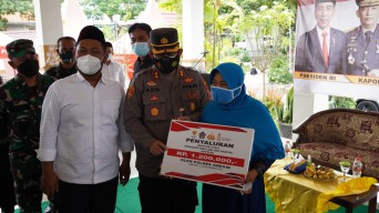 Kapolres Gresik Salurkan Bantuan Tunai Kepada 16 Pedagang Kaki Lima Dan Warung
