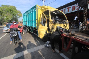Tabrakan Beruntun, 1 Sepeda motor vs 2 Truk, Sopir Tercepit