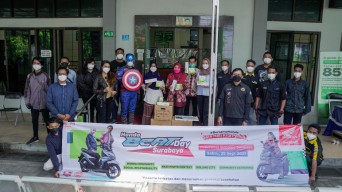 Satu Hati Kita Peduli: Komunitas Honda BeAT Berbagi Vitamin dan Masker Medis