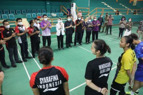 Wagub Emil dan Arumi Bachsin Mendadak Datangi Atlet Bulu Tangkis Jatim PON 2021 Papua