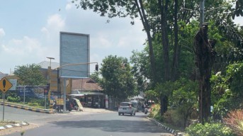 Satpol PP Segera Ambil Tindakan Soal Papan Baliho Tanpa IMB Depan Gressmall