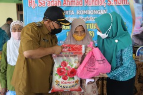 PKK Sidoarjo Gali Potensi Desa Sambil Salurkan 200 Paket Bansos