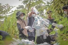 Sebelum Dibuka, Relawan Bersihkan Sampah di Jalur Pendakian Gunung Penanggungan