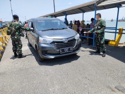 Sukseskan Serbuan Vaksinasi, TNI AL Koarmada II Sebar Brosur ke Masyarakat Bangkalan