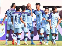 Persela Lamongan Kalahkan Persipura Jayapura dengan 10 Pemain