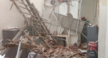 Bruuuuk! Atap Kantor KPU Bojonegoro Ambrol