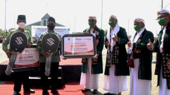 Di Pasuruan, Bank Jatim Serahkan Bantuan Mobil 'Wak Muqidin'