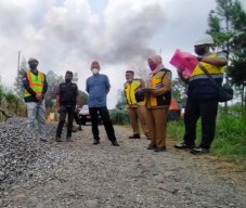 Pastikan Proyek Terealisasi, Ketua DPRD Pasuruan Sidak Proyek Jalan Desa