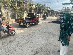 Lintasi Jalan Kabupaten Rusak, Mobil Dinas Wakil Ketua DPRD Gresik Terperosok