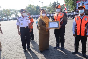 Peringati Harhubnas, Dishub Gresik Berikan Penghargaan Sukarelawan Lalu Lintas