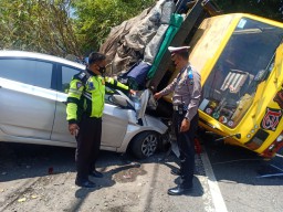 Hindari Mobil Keluar Gang, Truk Banting Setir Hantam 3 Mobil