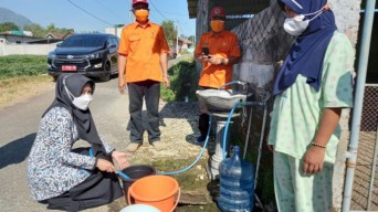 Bupati Mojokerto Ikfina Pimpin Penyaluran Air Bersih ke Warga