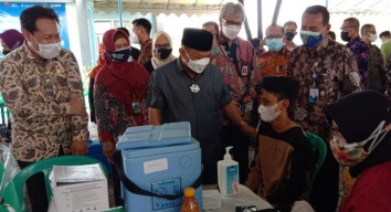 OJK, BCA dan Pemkab Situbondo Gotong Royong Sukseskan Vaksinasi