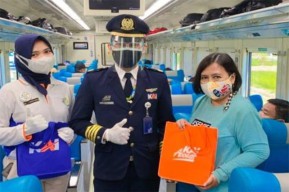 Sambut Hari Pelanggan, KAI Daops 8 Bagikan Merchandise